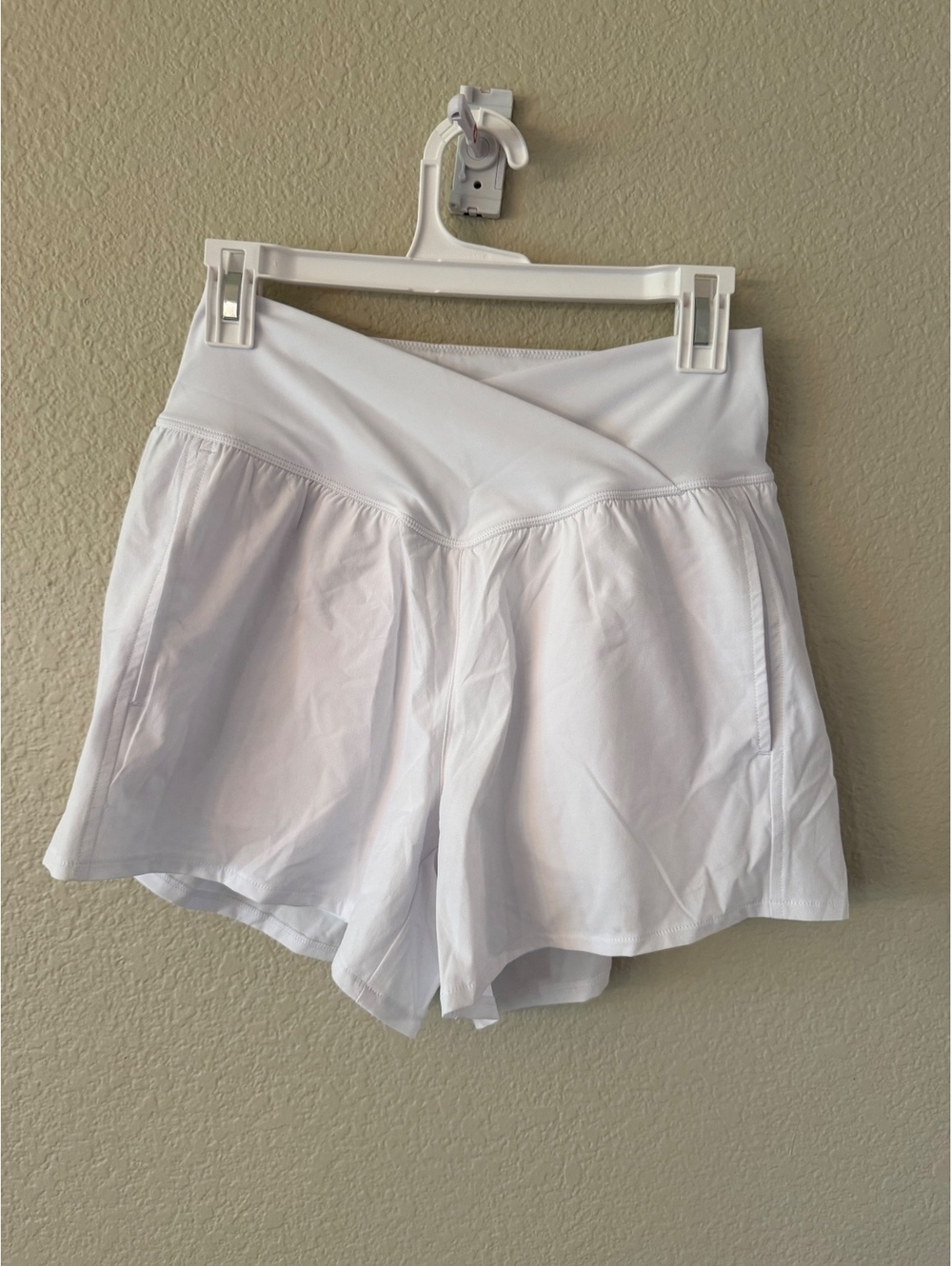 Halara Medium White Asymmetrical Pockets Doubled Lined Shortw